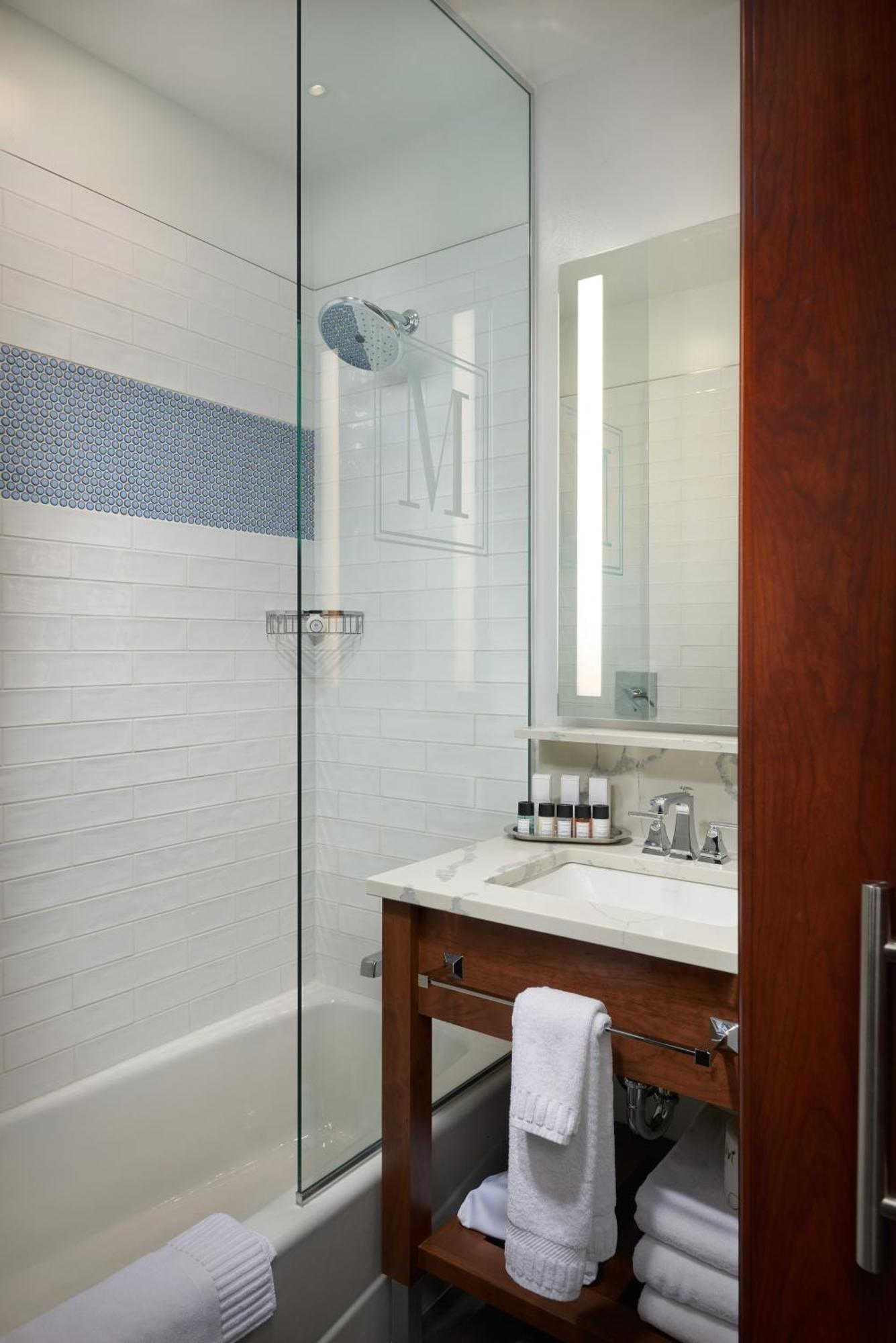 Club lounge access, Guest room, 2 Queen, City view